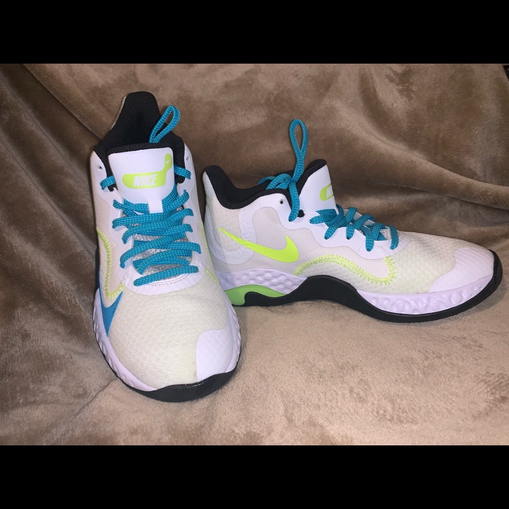Nike Elevate Shoes - Picture 1 of 3